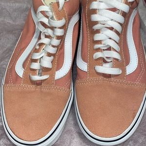 The correct color is like aside and not in-front it’s pink like rose